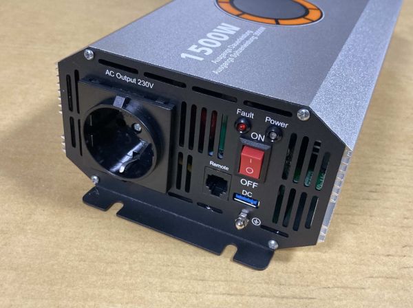 Інвертор Wechselrichter 1500W вхід DC 12V, вихід AC 220V/230V, 1500Вт (пікова 3000Вт), чиста синусоїда, USB 5V DC, LED дисплей, зовнішній  пульт керування. 2.7 кг