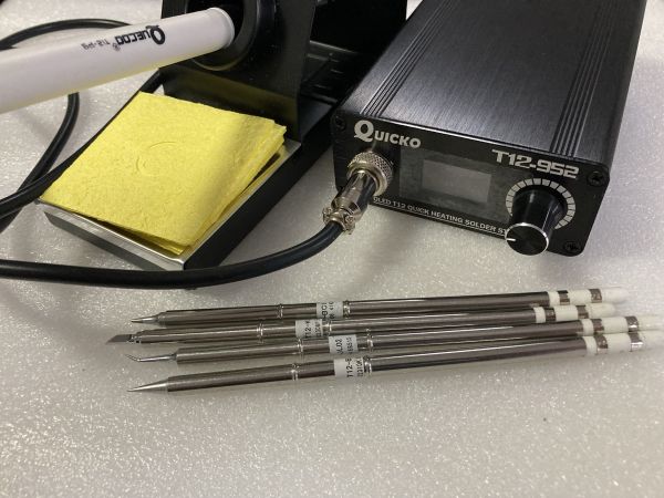 Паяльна станція QUICKO T12-952 на жалах Hakko T12 108Вт,  220В, OLED, автовідключення. в комплекті жало T12-KU - 1 шт